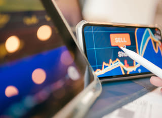 Operador multiactivo que analiza alternativas en Bitcoin, Ethereum y forex